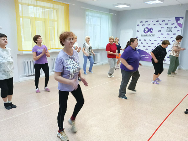 В Кургане люди старшего поколения начинают неделю с утренней зарядки