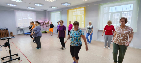 В Кургане люди старшего поколения начинают день с утренней зарядки